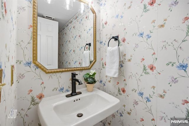 504 Nelson Court, Edgewater, NJ 07020