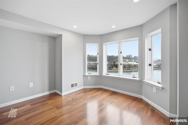 504 Nelson Court, Edgewater, NJ 07020