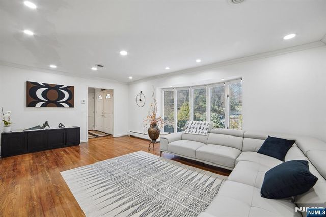 7 Royal Park Terrace, Hillsdale, NJ 07642