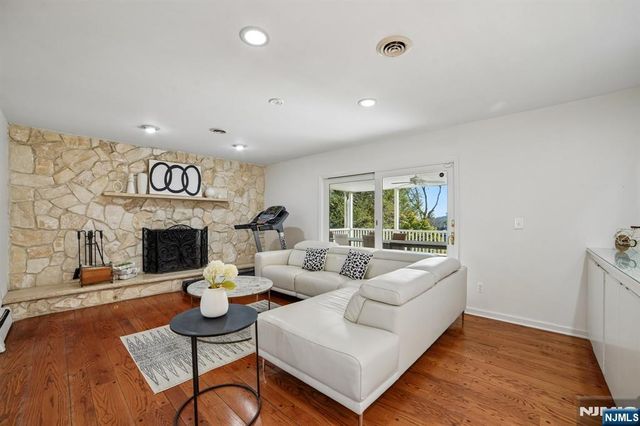 7 Royal Park Terrace, Hillsdale, NJ 07642