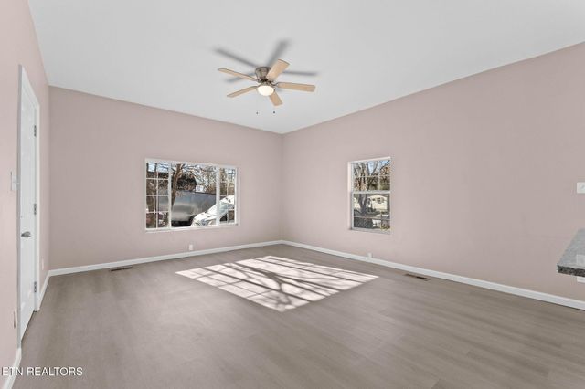 1216 NW Mercer St, Knoxville, TN 37921