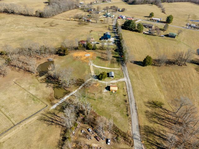 8585 Fox Hill Dr, Baxter, TN 38544