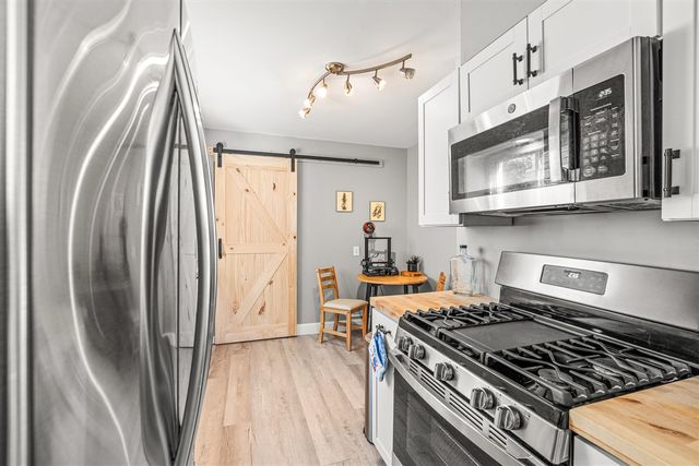 985 E Jarvis Avenue, Hazel Park, MI 48030