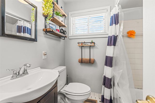 985 E Jarvis Avenue, Hazel Park, MI 48030