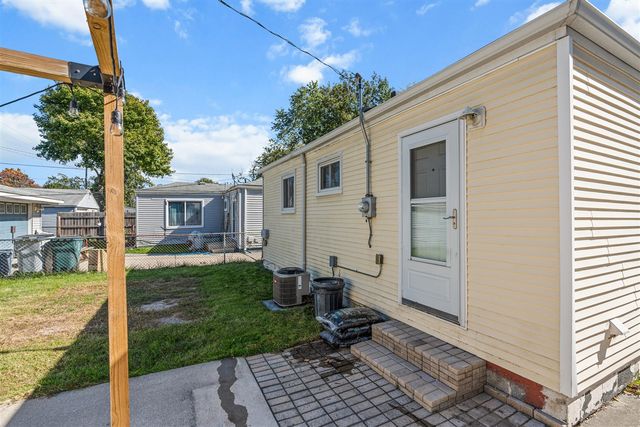 985 E Jarvis Avenue, Hazel Park, MI 48030