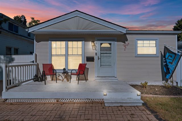 985 E Jarvis Avenue, Hazel Park, MI 48030