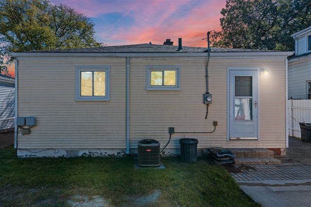 985 E Jarvis Avenue, Hazel Park, MI 48030