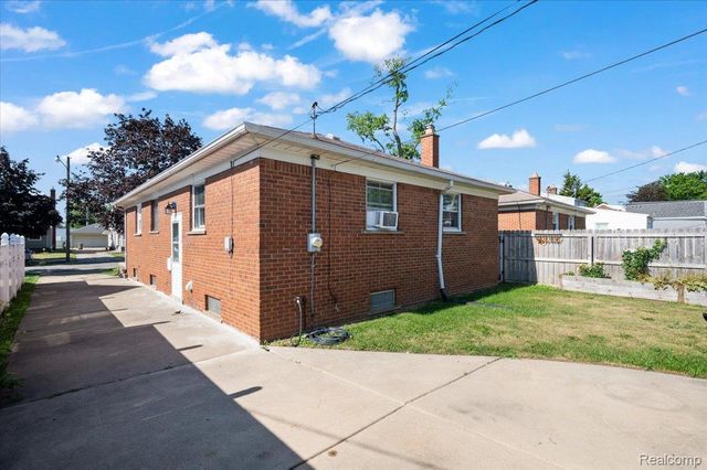 1760 Sycamore Street, Wyandotte, MI 48192