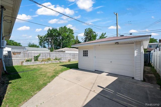 1760 Sycamore Street, Wyandotte, MI 48192