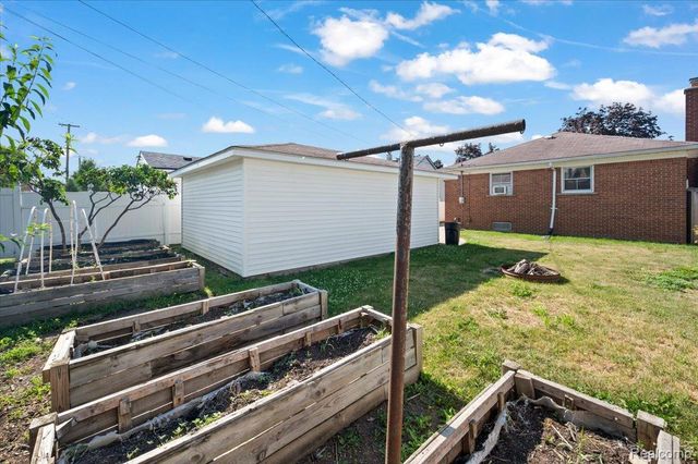 1760 Sycamore Street, Wyandotte, MI 48192