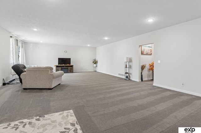 18501 Patrick Avenue, Elkhorn, NE 68022