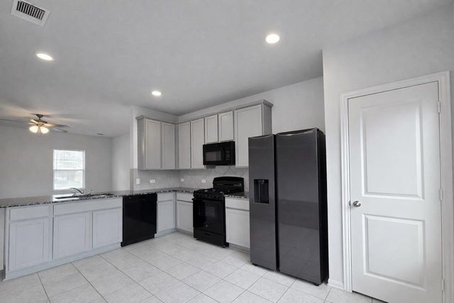 511 Pulitzer DR, Hutto, TX 78634