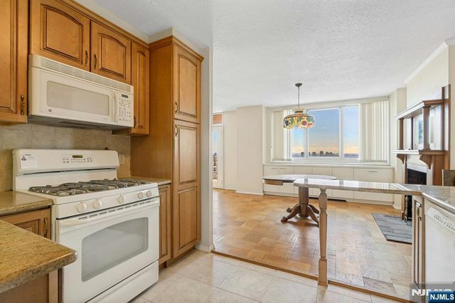 2150 Center Avenue 18A, Fort Lee, NJ 07024