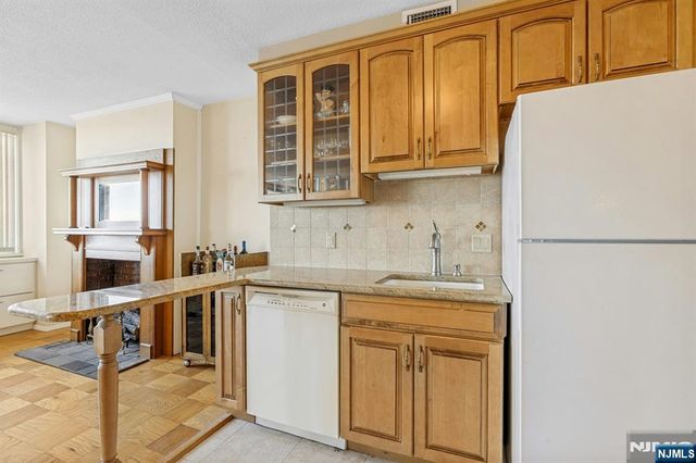2150 Center Avenue 18A, Fort Lee, NJ 07024