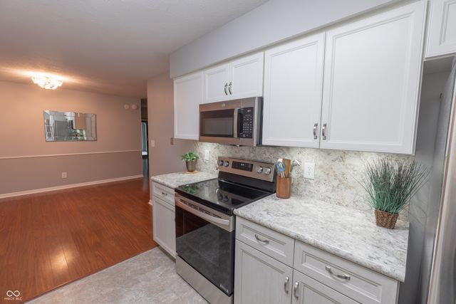 2581 N Willow Way, Indianapolis, IN 46268