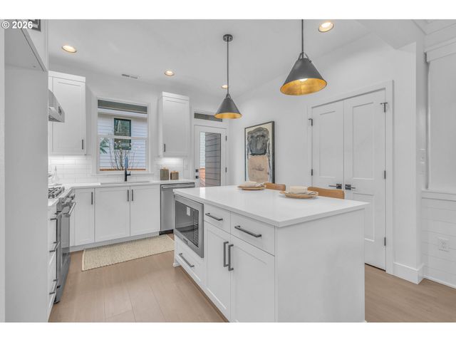 6481 Se RAMONA St A, Portland, OR 97206