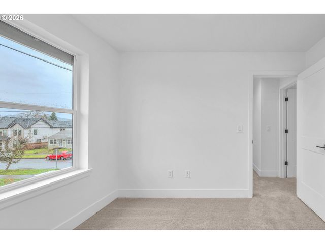 6481 Se RAMONA St A, Portland, OR 97206