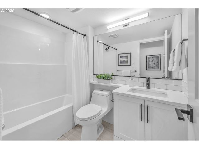 6481 Se RAMONA St A, Portland, OR 97206