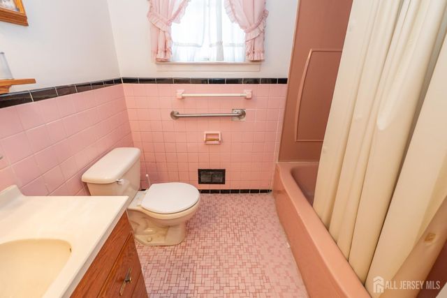 95 Jeffery Road, Colonia, NJ 07067