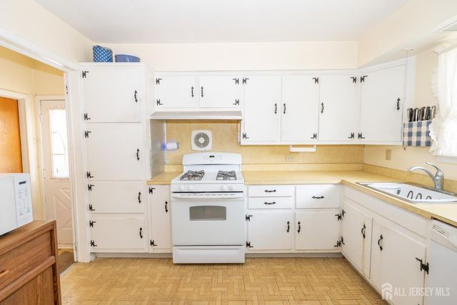 95 Jeffery Road, Colonia, NJ 07067