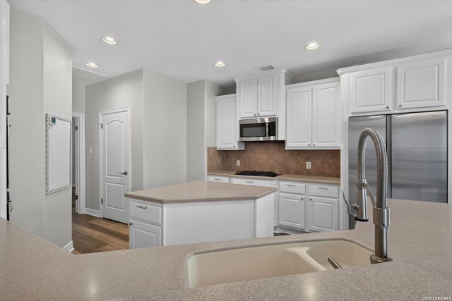 419 HIGHLAND HL, San Antonio, TX 78260
