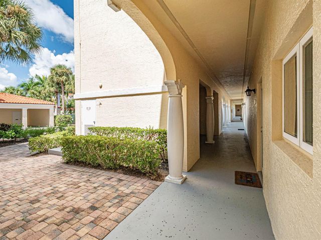 5060 HARMONY Circle 105, Vero Beach, FL 32967