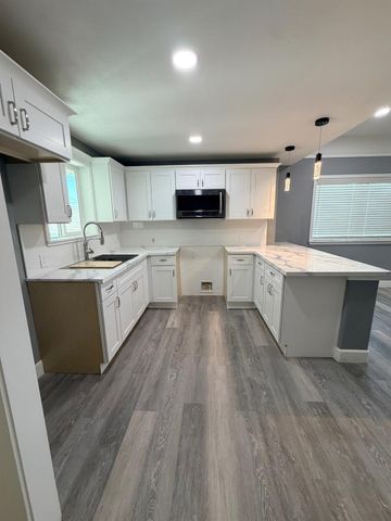 2427 E Tyler, Fresno, CA 93701