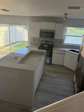 13950 Oak Ridge Dr, Davie, FL 33325