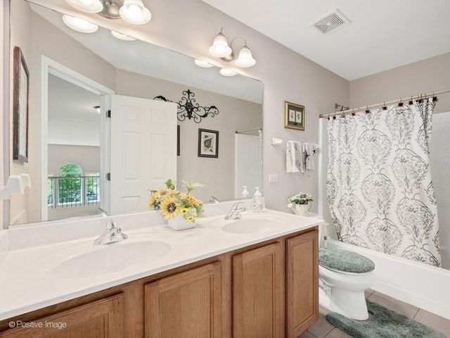 537 N Sycamore Lane, North Aurora, IL 60542