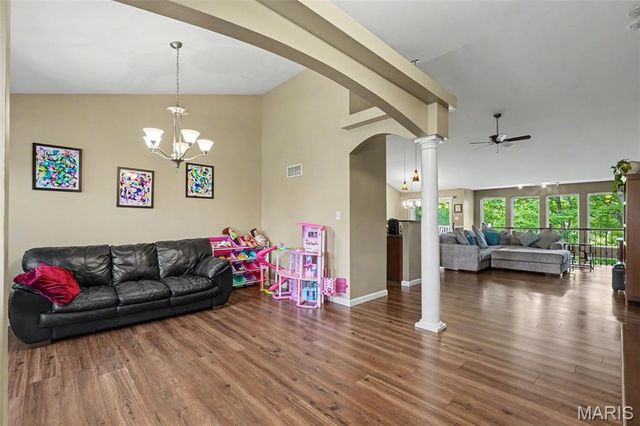 185 Roxbury Drive, O'fallon, MO 63366