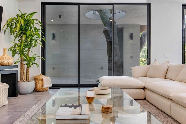 1000 NW 9th Ct, Miami, FL 33136