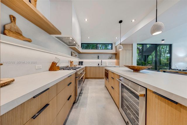 1000 NW 9th Ct, Miami, FL 33136