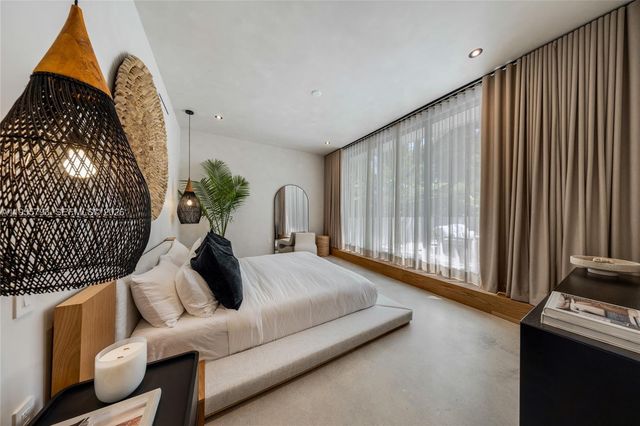 1000 NW 9th Ct, Miami, FL 33136