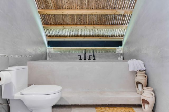 1000 NW 9th Ct, Miami, FL 33136