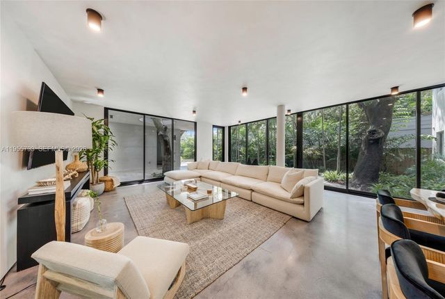 1000 NW 9th Ct, Miami, FL 33136