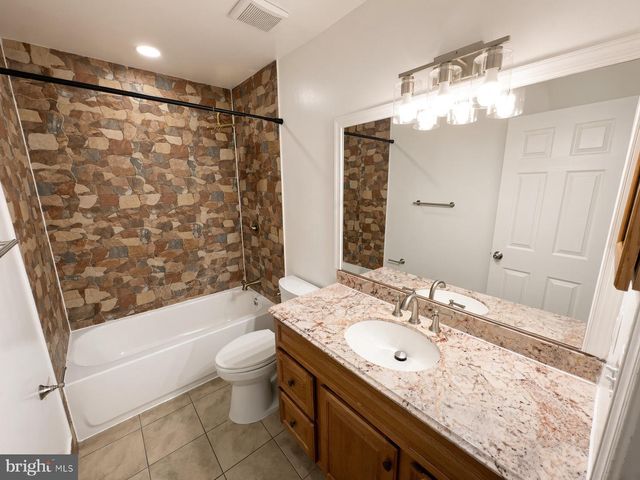 326 CAPE DR SE, Washington, DC 20019