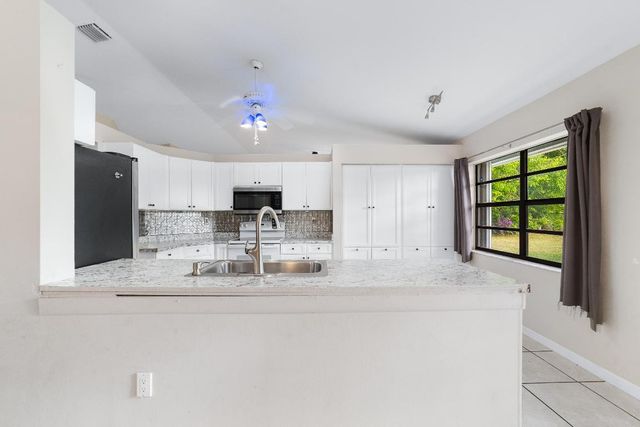 1060 Cedar Creek Way, Davie, FL 33325