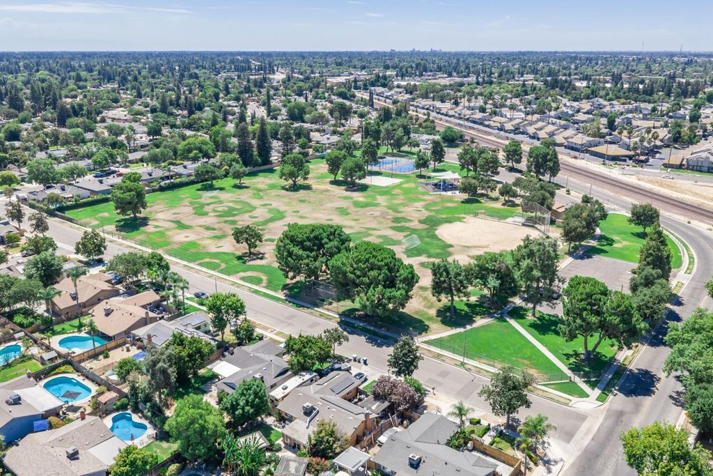 Image 23 of property listing at 3450 W Dovewood Avenue, Fresno, CA 93711