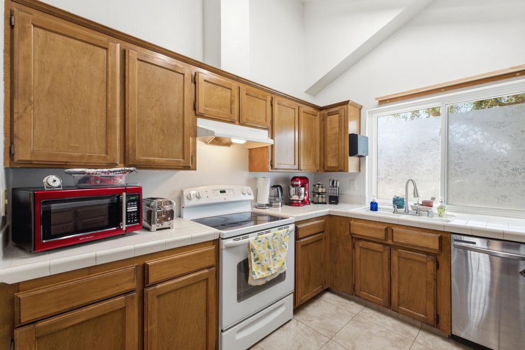 Image 5 of property listing at 3450 W Dovewood Avenue, Fresno, CA 93711