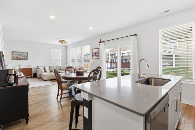 572 Ballard Dr, White House, TN 37188