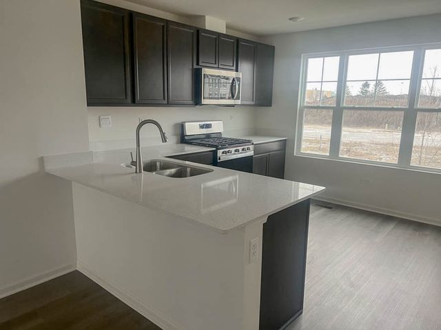 445 Lakeshore Court, St. Charles, IL 60174