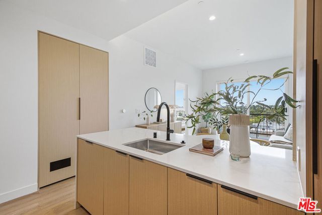 3555 Overland Avenue 201, Los Angeles, CA 90034