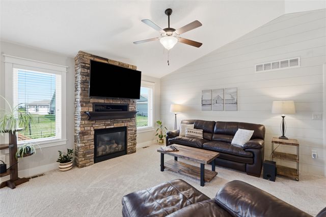 3338 NW Trestle Point Drive, Ankeny, IA 50023
