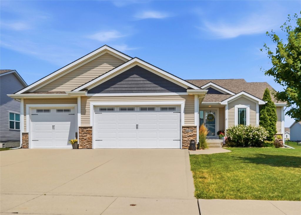 3338 NW Trestle Point Drive, Ankeny, IA 50023