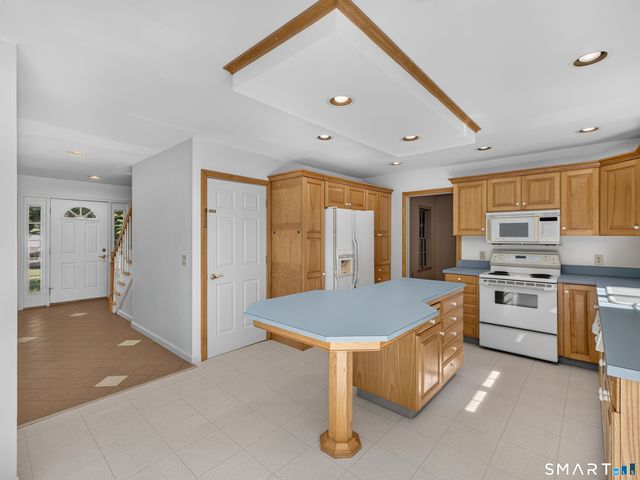 9 Spinnaker Road, Waterford, CT 06385