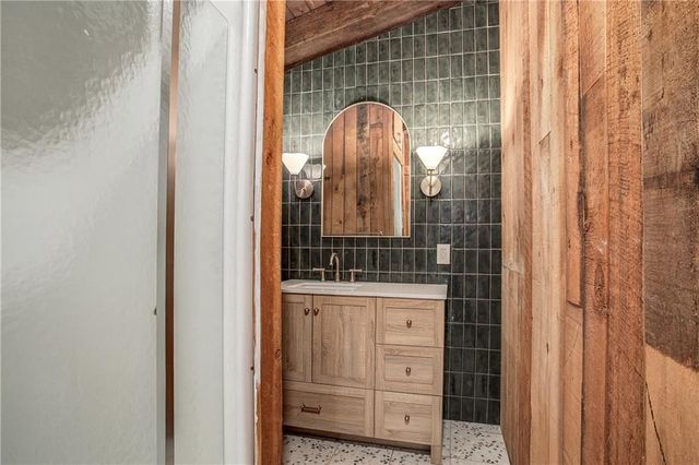 3909 NE Beach Road, Lee's Summit, MO 64064