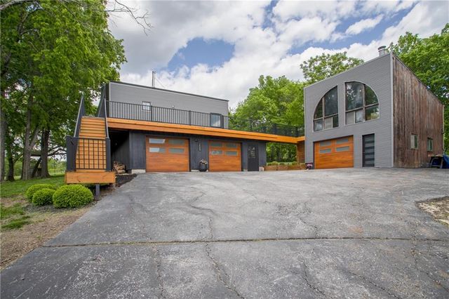 3909 NE Beach Road, Lee's Summit, MO 64064