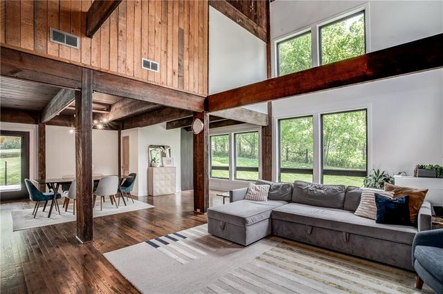 3909 NE Beach Road, Lee's Summit, MO 64064