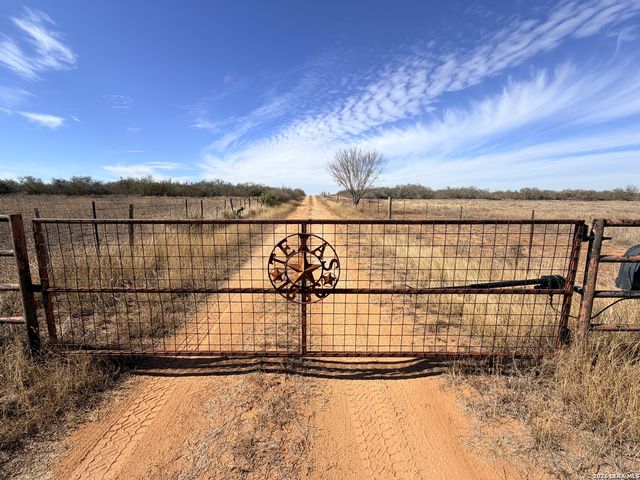 1140 County Road 765, Moore, TX 78057