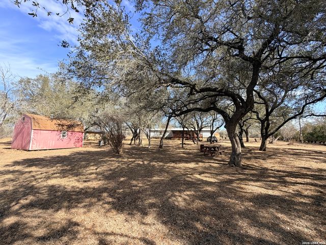 1140 County Road 765, Moore, TX 78057